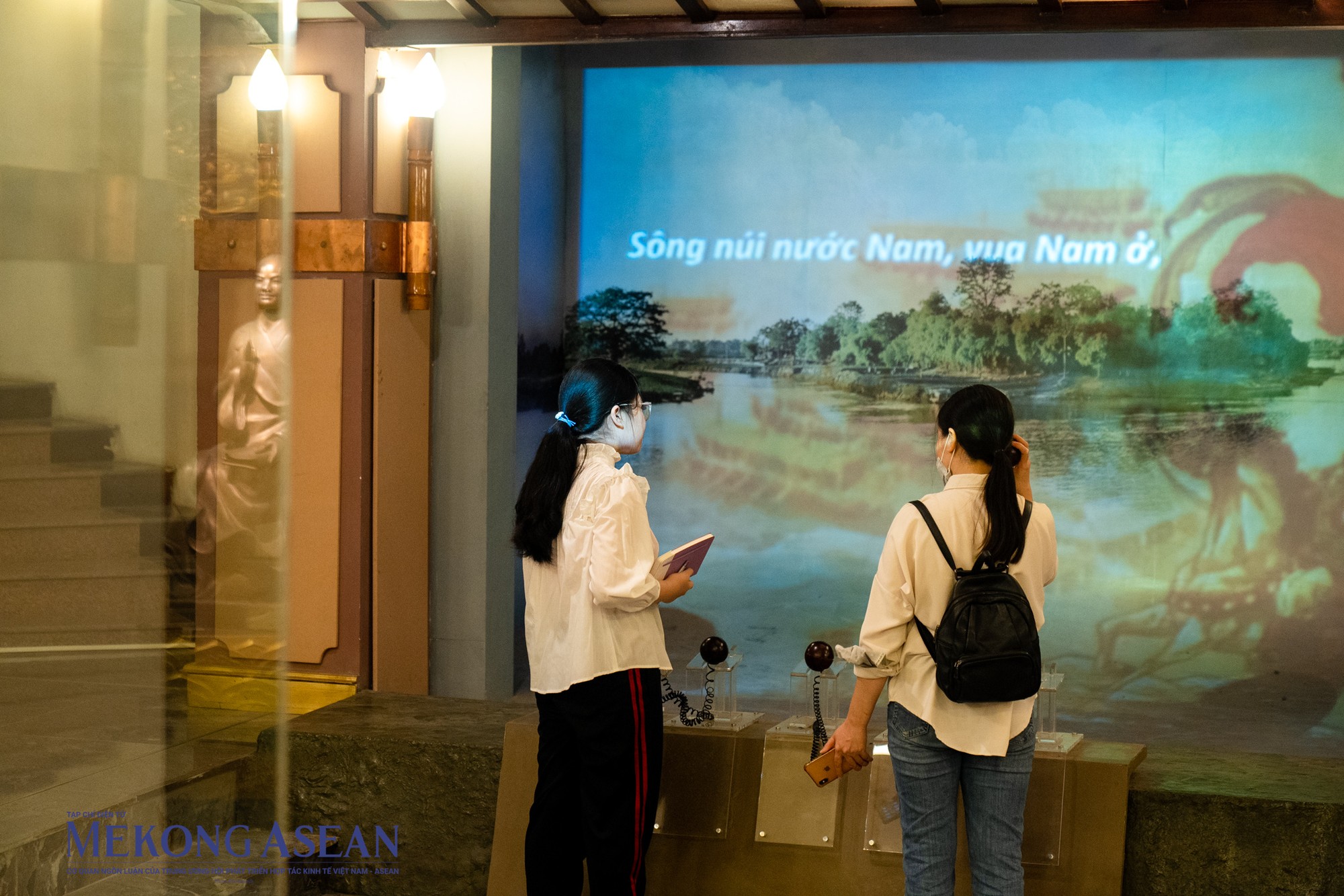 Không chỉ trưng bày các hiện vật quý, bảo tàng còn bố trí hệ thống máy tính, màn hình cảm ứng tự động, giới thiệu về các hiện vật khi khách tham quan bước vào bảo tàng như những thước phim giới thiệu nền văn học từ thời xa xưa .