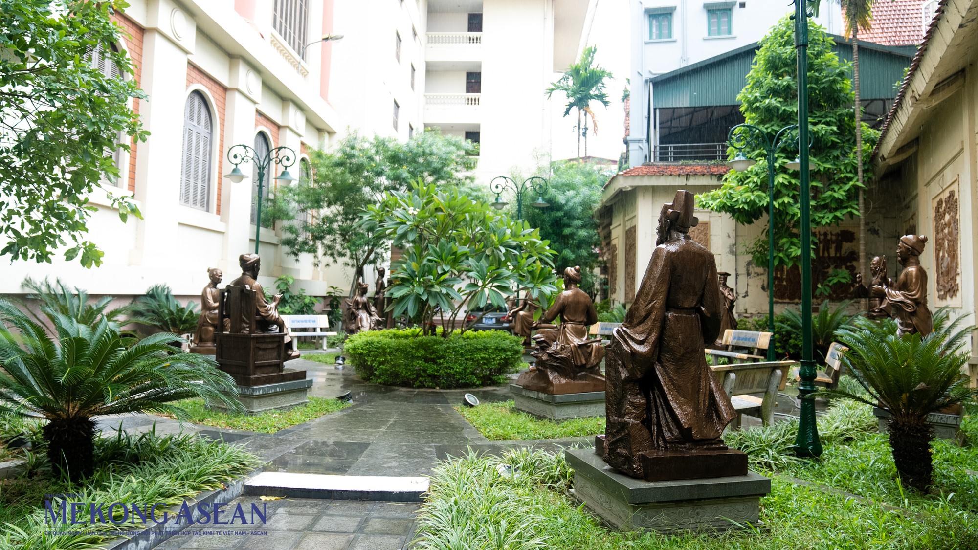 Bảo tàng Văn học Việt Nam còn có một phần trưng bày ngoài trời với các bức phù điêu bằng gốm trang trí và hệ thống 20 tượng danh nhân văn học thời kỳ cổ -trung đại giới thiệu về nền văn học Việt Nam.