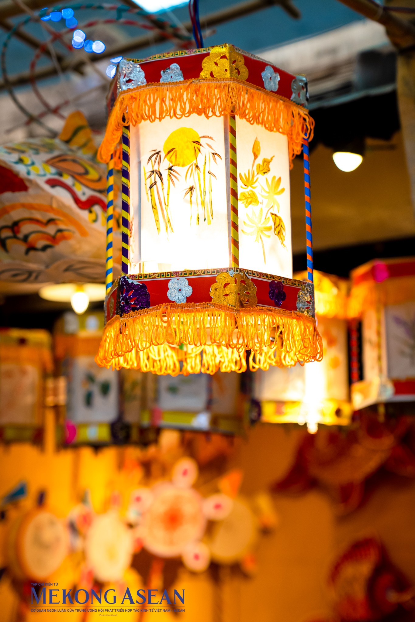 Đèn kéo quân lung linh rực rỡ với thiết kế được làm từ giấy, khung trúc và gỗ vốn thường xuất hiện trong các phim truyền hình cổ trang. Đây là một trong những loại đèn phổ biến nhất trong lễ Trung thu ngày đó.