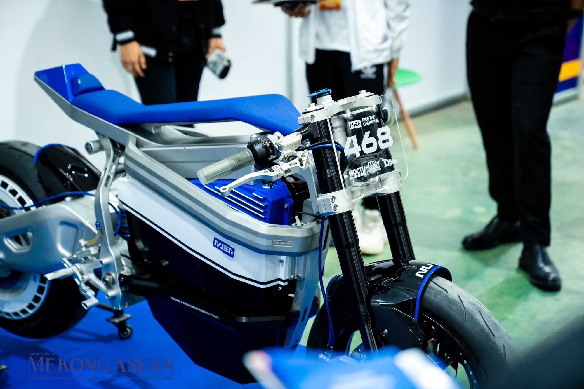 Mẫu NU-E Concept, môtô điện của startup Việt Nuen Moto Vietnam tại triển lãm thu hút nhiều bạn trẻ yêu công nghệ.