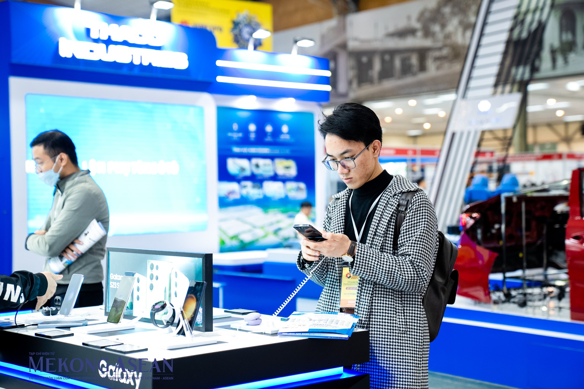 Gian hàng trưng bày và trải nghiệm các dòng điện thoại mới ra mắt của Samsung.