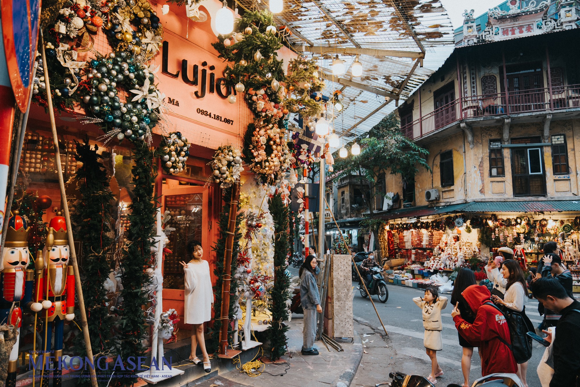 Với khung cảnh lung linh, phố Hàng Mã thường xuyên trở thành địa điểm tham quan của du khách và là nơi lý tưởng để chụp ảnh check in của giới trẻ Hà Nội.