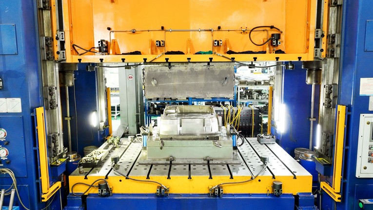 Máy ép thủy lực 1.000 tấn tại Tổng Công ty Tổ hợp Cơ khí sử dụng khuôn SMC capo xe nâng ảnh 4