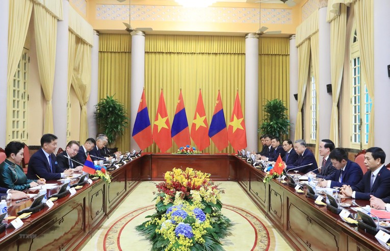 Chủ tịch nước Võ Văn Thưởng và Tổng thống Khurelsukh đánh giá cao nỗ lực của hai bên trong thúc đẩy mở đường bay thẳng giữa Việt Nam và Mông Cổ từ đầu năm 2023. Ảnh: TTXVN ảnh 1