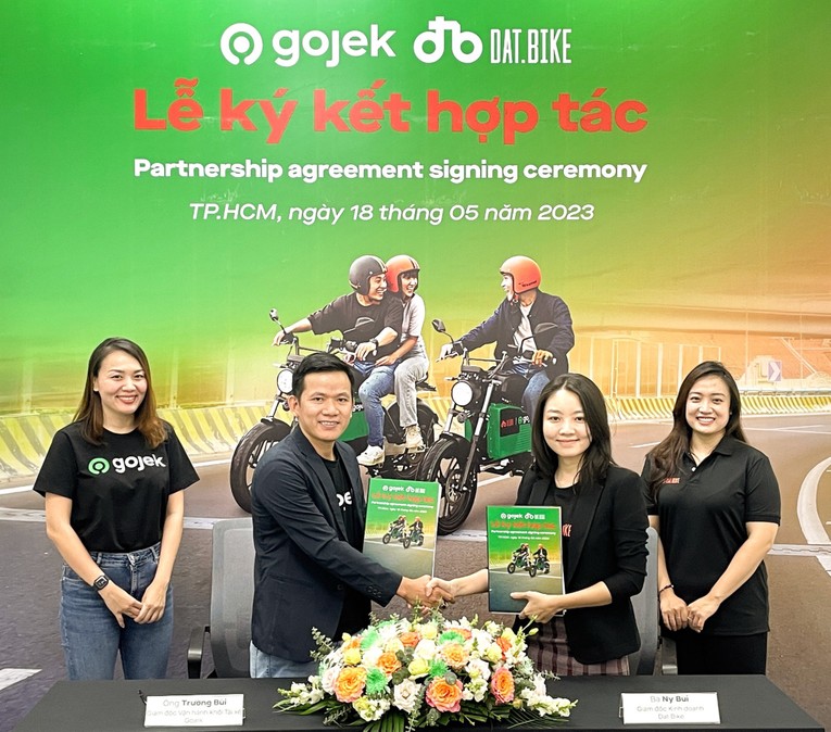 Dat Bike 'bắt tay' Gojek thí điểm giao hàng, chở khách bằng xe máy điện ảnh 1