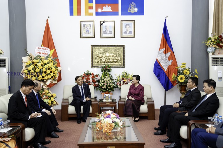 Chủ tịch Hội VASEAN Bùi Tất Thắng gửi lời chúc mừng năm mới tới Đại sứ cũng như toàn thể cán bộ công tác tại Đại sứ quán Campuchia ở Việt Nam. Ảnh: Quách Sơn - Mekong ASEAN