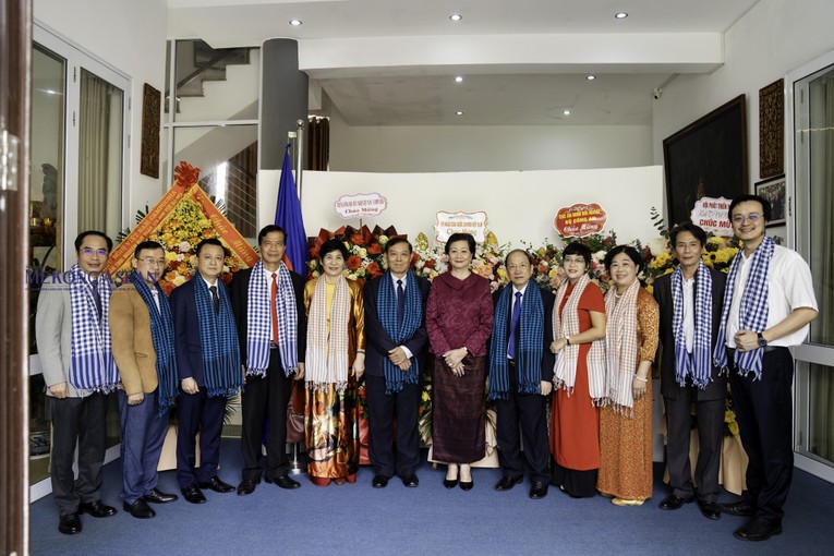 Đại sứ Chea Kimtha chụp ảnh lưu niệm cùng đoàn Hội VASEAN. Ảnh: Quách Sơn - Mekong ASEAN