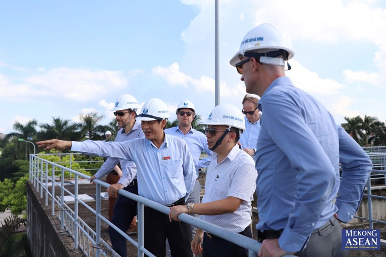 Lãnh đạo CTCP Kinh doanh nước sạch Hải Dương (HADUWACO) cùng các đối tác nước ngoài khảo sát tại một công trình của công ty.