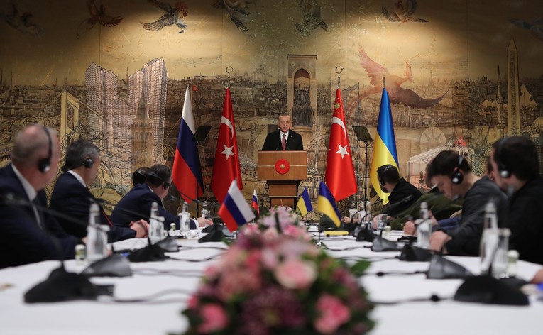 Tổng thống Thổ Nhĩ Kỳ Recep Tayyip Erdogan phát biểu trước phái đoàn Nga - Ukraine tại cuộc đàm phán hòa bình ở Istanbul, ngày 29/3/2022. Ảnh: Reuters