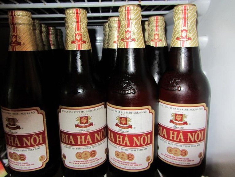 Bia chai Hà Nội 450 ml đỏ đánh vào phân khúc bình dân từng là sản phẩm chủ đạo của Habeco.