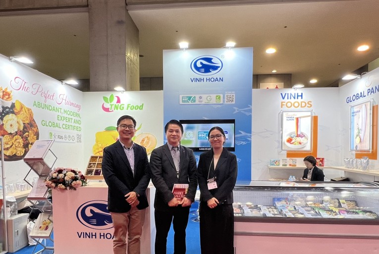 Tham tán thương mại Việt Nam tại Nhật Bản Tạ Đức Minh và doanh nghiệp tham gia tại Foodex Japan 2024. Ảnh: Vĩnh Hoàn