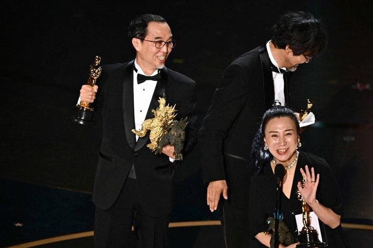 Đoàn làm phim Godzilla Minus One ăn mừng chiến thắng Oscar cho hạng mục &quot;Hiệu ứng hình ảnh xuất sắc nhất&quot; ngày 10/3/2024. Ảnh: Reuters