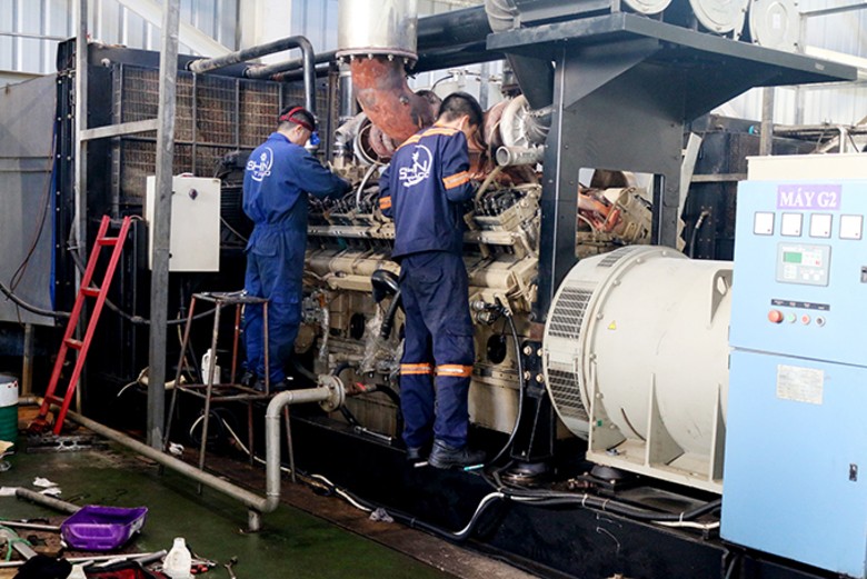 Công nhân Điện lực Côn Đảo bảo trì máy phát điện.