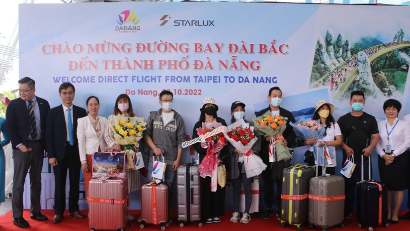 Đón đoàn khách quốc tế đầu tiên trên đường bay Đài Bắc (Trung Quốc) – Đà Nẵng. 