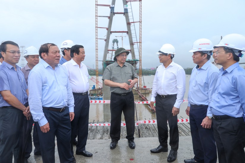 Thủ tướng khảo sát và nghe báo cáo về dự án cầu Mỹ Thuận 2. Ảnh: VGP