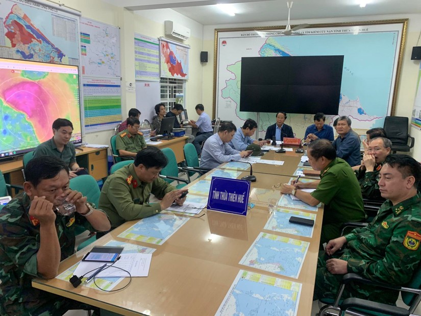 Toàn cảnh buổi làm việc tại điểm cầu Ban Chỉ huy phòng chống lụt bão và tìm kiếm cứu nạn tỉnh Thừa Thiên Huế. Ảnh: VGP