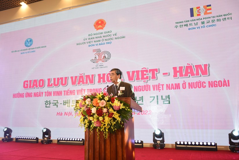 Ông Nguyễn Phú Bình, Nguyên Thứ trưởng Bộ Ngoại giao, Chủ tịch Hội liên lạc người Việt Nam tại nước ngoài phát biểu khai mạc chương trình. 
