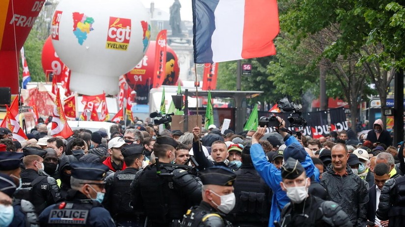 Người dân Pháp xuống đường biểu tình vì lạm phát tăng cao. Ảnh: Reuters