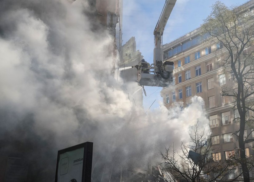 Lính cứu hỏa dập lửa tại một tòa chung cư bị không kích ở thủ đô Kiev, ngày 17/10. Ảnh: Reuters