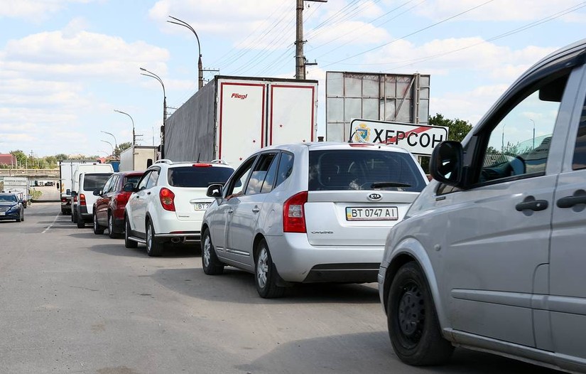Đoàn xe nối đuôi rời khỏi tỉnh Kherson. Ảnh: TASS