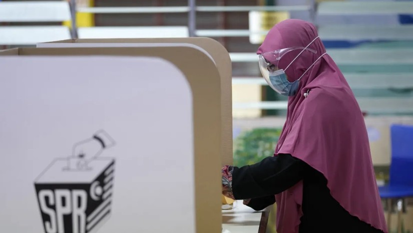 Một phụ nữ bỏ phiếu trong cuộc bầu cử cấp bang tại điểm bầu cử Melaka, Malaysia, ngày 20/11/2021. Ảnh: AP