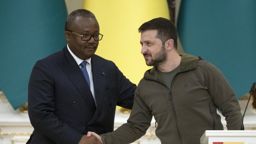 Tổng thống Guinea-Bissau Umaro Sissoco Embalo và Tổng thống Ukraine Volodymyr Zelensky. Ảnh: AP