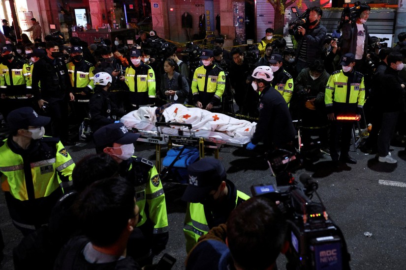 Lực lượng cứu hộ và cảnh sát Hàn Quốc chuyển các nạn nhân ra khỏi hiện trường vụ giẫm đạp đêm 29/10. Ảnh: Reuters