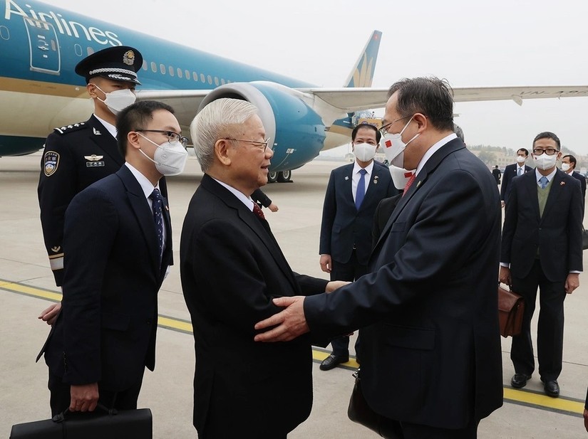 Ông Lưu Kiến Siêu (bên phải), Ủy viên Trung ương Đảng, Trưởng Ban Liên lạc Đối ngoại Trung ương Đảng Cộng sản Trung Quốc đón Tổng Bí thư Nguyễn Phú Trọng tại Sân bay Quốc tế Bắc Kinh. Ảnh: TTXVN