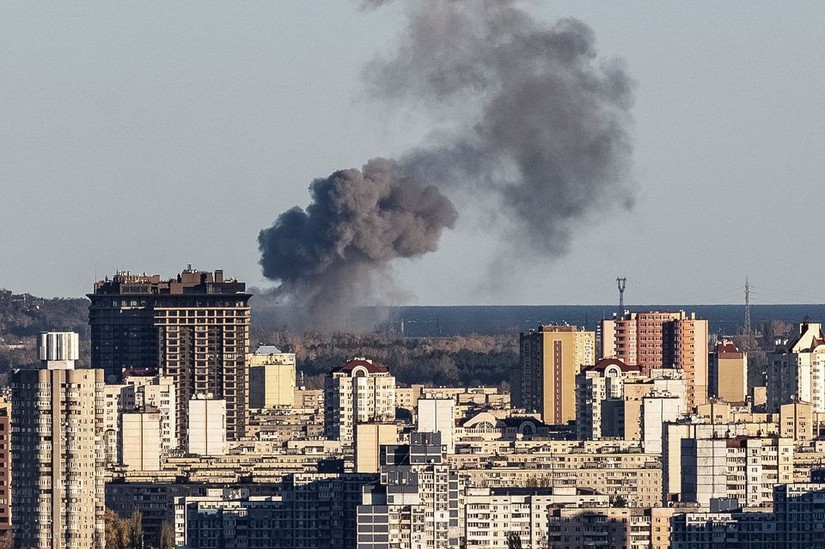 Ngoại ô thủ đô Kiev sau vụ nổ sáng ngày 31/10. Ảnh: Reuters