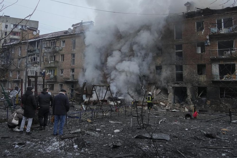 Hiện trường vụ pháo kích tại thị trấn Vyshgorod, bên ngoài thủ đô Kiev, Ukraine, ngày 23/11. Ảnh: Reuters