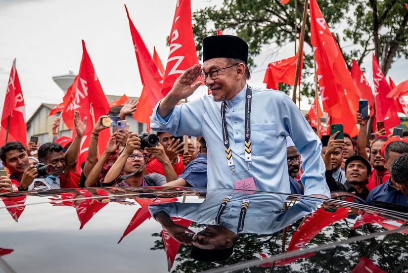 Lãnh đạo phe đối lập Anwar Ibrahim trở thành tân Thủ tướng Malaysia. Ảnh: Reuters