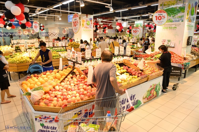 Người dân mua hàng trong một siêu thị tại Hà Nội. Ảnh: Quách Sơn