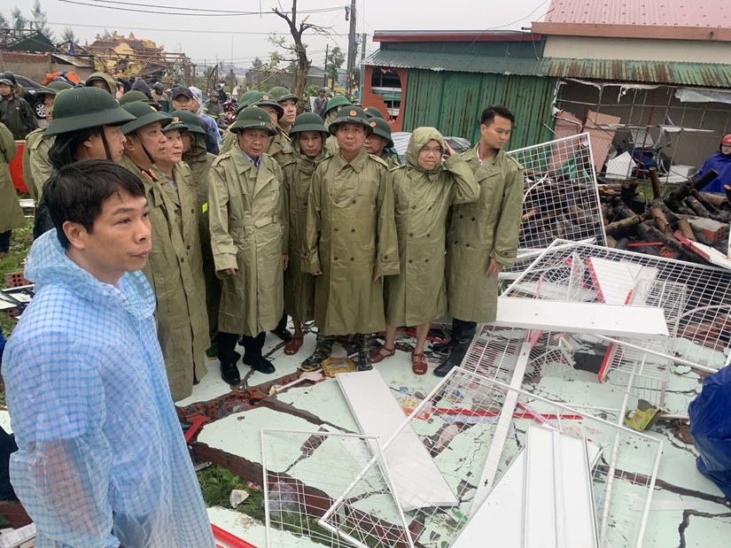 Phó Thủ tướng Lê Văn Thành cùng đoàn công tác kiểm tra chợ Cửa Việt (Quảng Trị) bị ảnh hưởng bởi bão số 4, chiều 27/9. Ảnh: VGP.