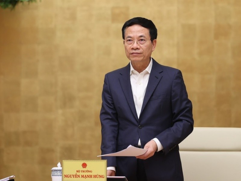 Bộ trưởng Thông tin và Truyền thông Nguyễn Mạnh Hùng báo cáo tại hội nghị.