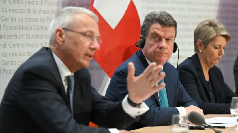 (Từ trái) Chủ tịch Credit Suisse Axel Lehmann, Chủ tịch UBS Colm Kelleher và Bộ trưởng Tài chính Thụy Sỹ Karin Keller-Sutter tại buổi họp báo sau cuộc đàm phán về việc UBS tiếp quản Credit Suisse ở Bern ngày 19/3. Ảnh: CNBC