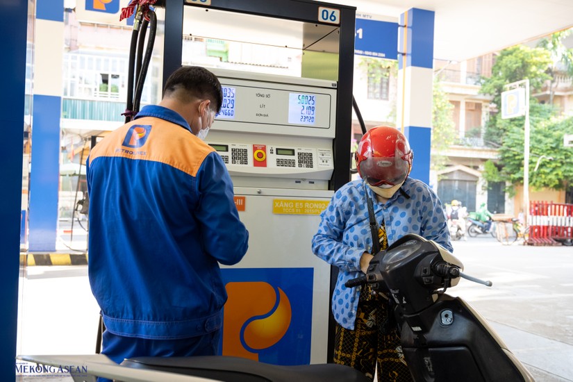 Giá xăng dầu đồng loạt giảm mạnh hơn 1.000 đồng/lít. Ảnh: Quách Sơn.