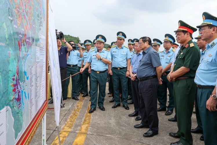 Ngày 24/9 vừa qua, Thủ tướng Phạm Minh Chính đã tới thăm Trung đoàn Không quân tiêm kích đầu tiên, khảo sát sân bay quân sự Yên Bái. Nguồn: VGP. 