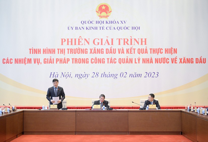 Chủ nhiệm Ủy ban Kinh tế Vũ Hồng Thanh phát biểu khai mạc phiên giải trình. Nguồn: Cổng thông tin điện tử Quốc hội. 
