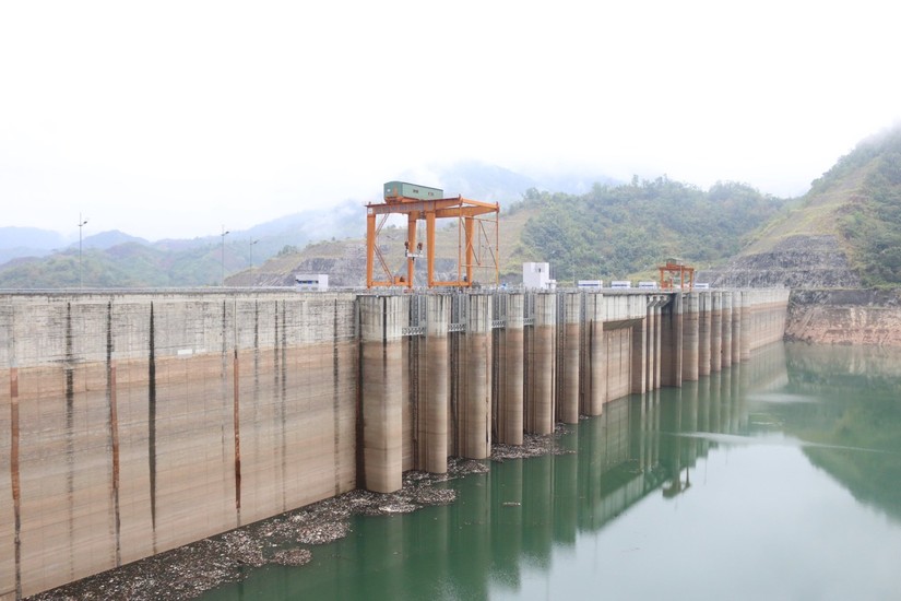 Hồ thủy điện Lai Châu với mực nước thấp đáng báo động. Nguồn: EVN.
