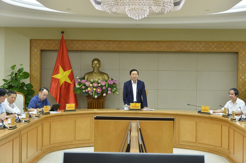 Phó Thủ tướng Trần Hồng Hà nghe báo cáo về sách giáo khoa và học phí năm học mới. Nguồn: VGP.