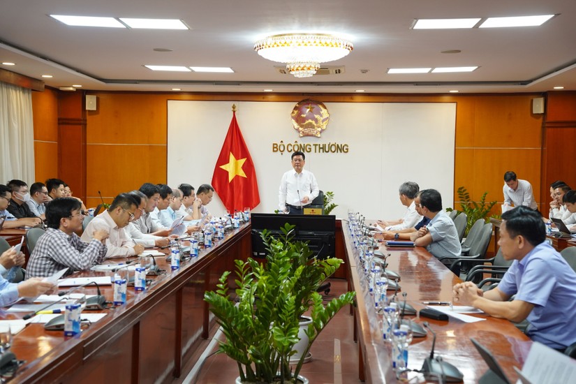 Bộ trưởng Công Thương Nguyễn Hồng Diên chủ trì buổi làm việc. 