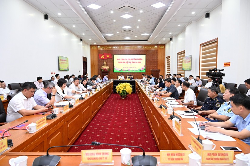 Ngày 23/8, tại Lai Châu, đoàn công tác của Bộ Công Thương do Bộ trưởng Nguyễn Hồng Diên dẫn đầu trực tiếp làm việc với lãnh đạo tỉnh Lai Châu. Nguồn: Bộ Công Thương. 