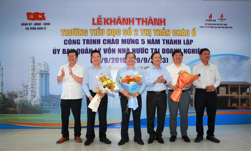 Huyện ủy Bình Sơn tặng hoa cảm ơn công ty BSR. Nguồn: BSR.