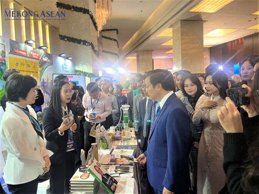 Phó Thủ tướng Chính phủ Trần Hồng Hà thăm quan các gian hàng trưng bày về kinh tế tuần hoàn. Ảnh: Thu Thảo