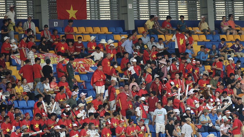 Cổ động viên Việt Nam nhuộm đỏ một khoảng sân vận động Campuchia