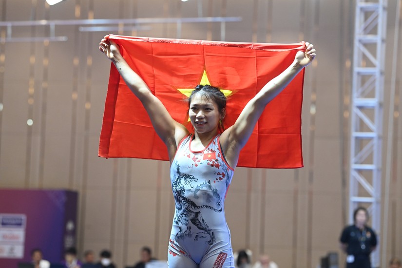 SEA Games 32: Đấu vật 'bội thu' vàng, Việt Nam cán mốc 119 huy chương vàng