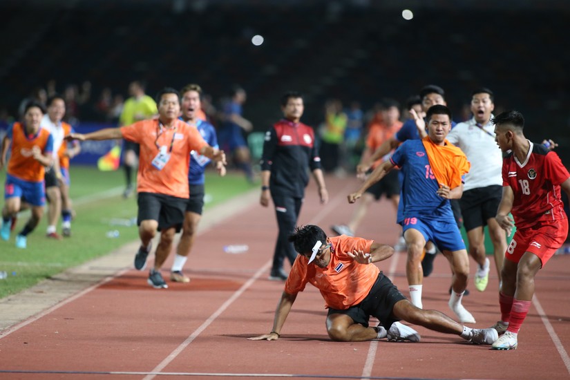 Cầu thủ Indonesia lao vào ẩu đả với thành viên Ban huấn luyện U22 Thái Lan.