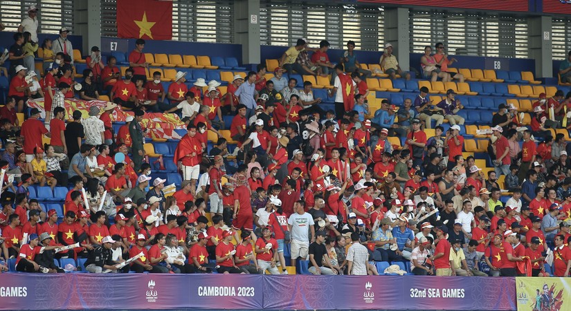 Các cổ động viên tiếp thêm sức mạnh cho đoàn thể thao Việt Nam trên đất khách.
