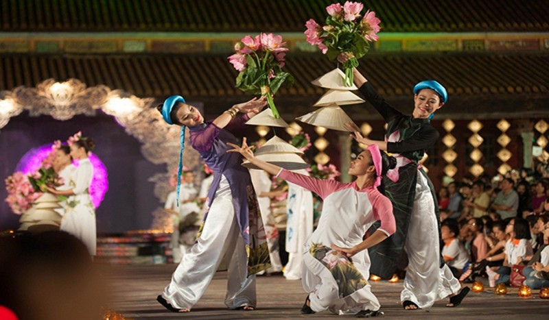 Hình ảnh về lễ hội áo dài được tổ chức tại Huế trong thời gian qua.