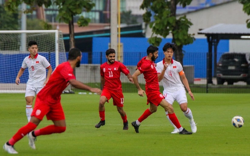 Đội tuyển U23 Việt Nam (Áo trắng) và U23 Lào (Áo đỏ).